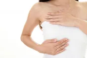 女子「隆乳」術後檢查驚見右胸「蠶豆大小腫塊」！檢查發現竟是乳癌