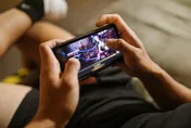 常玩手遊壓迫神經練成「鷹爪手」！ 醫檢查大驚：手指竟「嚴重變形」