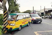 快訊/桃園娃娃車「自撞電線桿」！駕駛和4幼兒急送醫　傷勢曝光