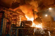 鑄鐵廠爆恐怖意外！菜鳥員工失足跌倒　下秒掉進「1000°C熔爐」瞬間焚化