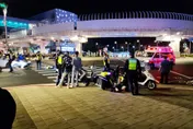 8+9失控了！屁孩闖耶誕城「髒話連噴、腰間掛刀」不甩警　秒遭壓制下場GG