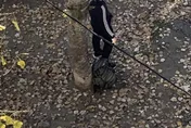 【影】俄軍狼狽撤退　烏克蘭民眾揪俄國殘兵扮市民潛伏