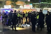 慕名而來？屁孩帶刀闖新北耶誕城…抽菸嗆警遭起底「基隆來的」