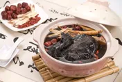 五年級就來月經！竟因媽媽煮湯「放錯藥材」中醫：滋補鍋非人人都能吃