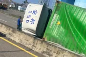 【影】真‧大型翻車現場！大貨車過彎太快　高雄港碼頭前整台慘躺路中央