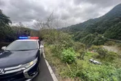 坪林轎車翻落20米邊坡！一家4口因這原因…幸無大礙