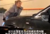 觸目驚心！夫妻不畏車流徒手攔截奧迪車　下場慘了