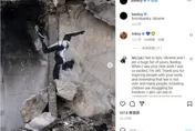 在廢墟中作畫！塗鴉大師班克西突擊烏克蘭街頭　民眾又驚又喜