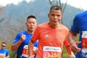 陸「抽菸哥」重出江湖！馬拉松邊跑邊抽成功完賽　網友全看傻