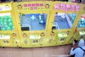 【影】通緝犯搭小黃娃娃機店行竊　警電話連線運將同步逮人