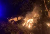 【影】國3車禍！小客車「衝破圍欄」引擎噴飛　現場火勢狂竄畫面曝