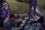 毒販搬貨見巡邏警拔腿狂奔　警逮人追出分裝場1萬2千包毒咖啡