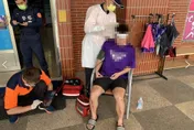 【影】暴力討債「頭破血流打斷腿」！台南某大學男大生欠20萬　遭4煞闖校園亂棒痛毆