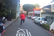 【影】怕入獄！通緝犯遭盤查「棄車狂奔」…警猛追百米成功壓制