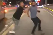 【影】目無法紀！飆車屁孩挑釁警方遭開槍後　同夥竟動手毆打記者
