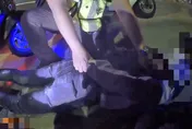 【影】自以為吃了無敵星星？男無照駕駛狂違規不服取締　女警慘遭撞傷