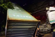 快訊/國一南下7.5k貨車暴衝飛落邊坡！橋下車輛不幸遭壓