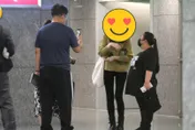 口罩也藏不住美貌！路邊直擊「大咖戲劇女神」合照來者不拒　私下真實面曝光