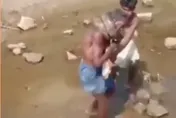 【影】傻眼！酒醉男誤把蛇當圍巾　驚險掙脫畫面曝光