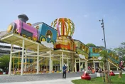 屏東新打卡聖地！林邊共榮公園「30ｍ飛天火車」曝　「巨大蓮霧」落地全家嗨翻