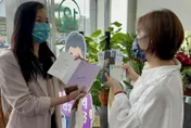 【影】黃珊珊、陳時中互相贈書　暗藏這個心機？