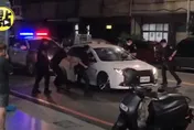 【影】高雄轎車駕駛違停拒檢狂逃　5警破窗攔不住全力追緝