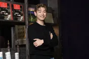 韓暖男歌手現身寧夏夜市！首嚐蚵仔煎還「吃壽桃慶生」　爆「與尹汝貞兒是好友」暖心緣分曝