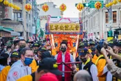 蔣萬安參與青山王遶境暗訪　「榮幸能扶轎並祈求台灣疫情平息」