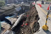 【影】新北市樹林區爆路塌意外　路面如瀑布般崩落「超過1人高」　民宅廚房遭壓毀