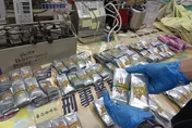 【影】攔截5504包毒咖啡包流入市面！高雄警搗詐欺水房兼破毒品分裝廠