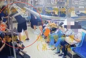 【影】太誇張了！看12歲童坐博愛座不爽　他下車前巴童頭媽媽嚇傻