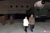 金正恩女兒首曝光！父女視察飛彈試射　赫見神複製模樣