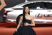 金馬59/主持人謝盈萱不改「俗女」風範！超長禮服走太快「險被裙擺絆倒」秒停在路上