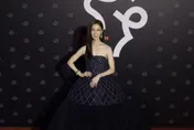 金馬59/謝盈萱禮服遭批「像漁網」！陳柏霖帥暈一票網：天啊真的帥