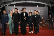 金馬59/《黑的教育》力爭「紅毯第一帥」！朱軒洋剛拿麥克風…柯震東、蔡凡熙「秒變臉」