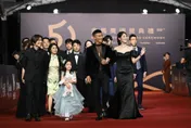 金馬59/紅毯上比佛母手勢！《咒》團隊現身…史上「年紀最小新演員」甜喊：要比美美花花