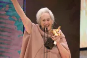 金馬59/《哈勇家》73歲林詹珍妹第1次演戲「奪最佳女配」！她抱獎秒驚呼：好重哦