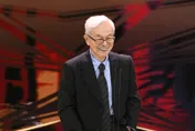 金馬59/視帝梁修身擔任引言人！「賴成英先生」獲頒終身成就獎　全場起立獻掌聲