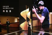 金馬59/不幸罹癌「歷經5次休克身亡」！爆破指導陳銘澤獲頒「傑出電影工作者」愛妻上台領獎