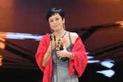 金馬59/張艾嘉「暌違36年奪影后」！激動上台「抱獎鞠躬10幾秒」　感慨吐：希望不要被取代