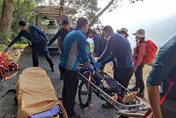 【影】爬八仙山淪驚魂記！壯男如廁突腳滑　下秒跌30米邊坡…慘受困14hrs