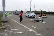 【影】斗南交流道汽車撞翻3騎士！1人重傷昏迷…現場畫面曝光