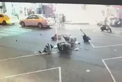 【影】台中科大前2機車對撞！3人倒地斷腳…撞擊影像曝光
