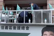 【影】陳時中遊行爆意外！持刀男衝上宣傳車　遭警方架離