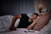 七旬男疑中邪？睡到半夜總會對空氣拳打腳踢　醫曝：恐為腦部退化前兆