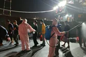 【影】大陸漁船越界捕魚還蛇行拒檢！海巡硬靠登船逮14人