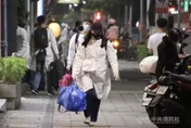 確診者穿隔離衣投票　王必勝：一個月前討論過「不可行」