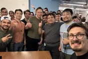 超長工時沒在開玩笑！馬斯克曬員工辦公室開心合照　一看時間：凌晨1點半
