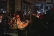 撐不住能源費飆漲！英家庭實施「在家無電」新生活　點蠟燭、戴頭燈做事