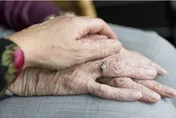88歲老翁1天發洩3次！看護崩潰辭職　鄰居曝：嚇走好幾個了